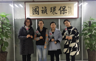 春臨江淮三月天，姹紫嫣紅映紅顏